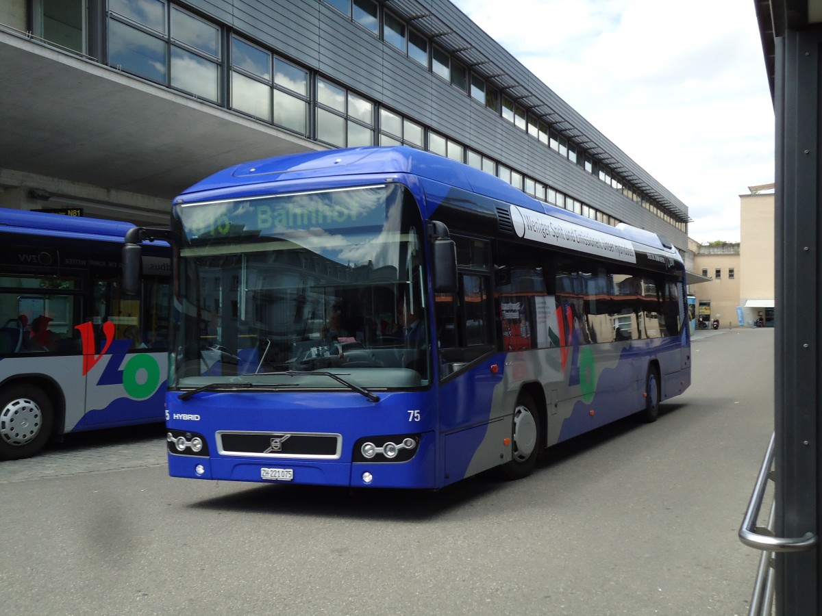 (144'427) - VZO Gr�ningen - Nr. 75/ZH 221'075 - Volvo am 20. Mai 2013 beim Bahnhof Uster