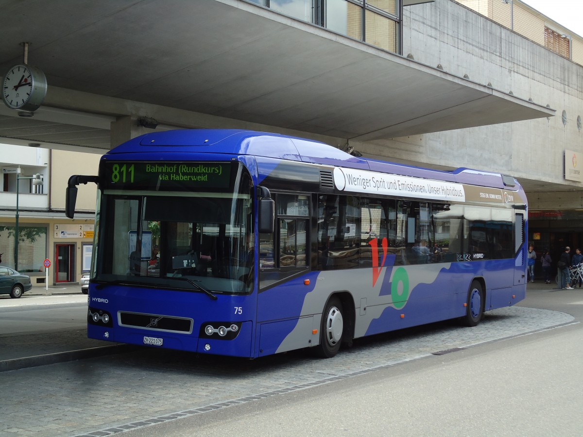 (144'431) - VZO Gr�ningen - Nr. 75/ZH 221'075 - Volvo am 20. Mai 2013 beim Bahnhof Uster