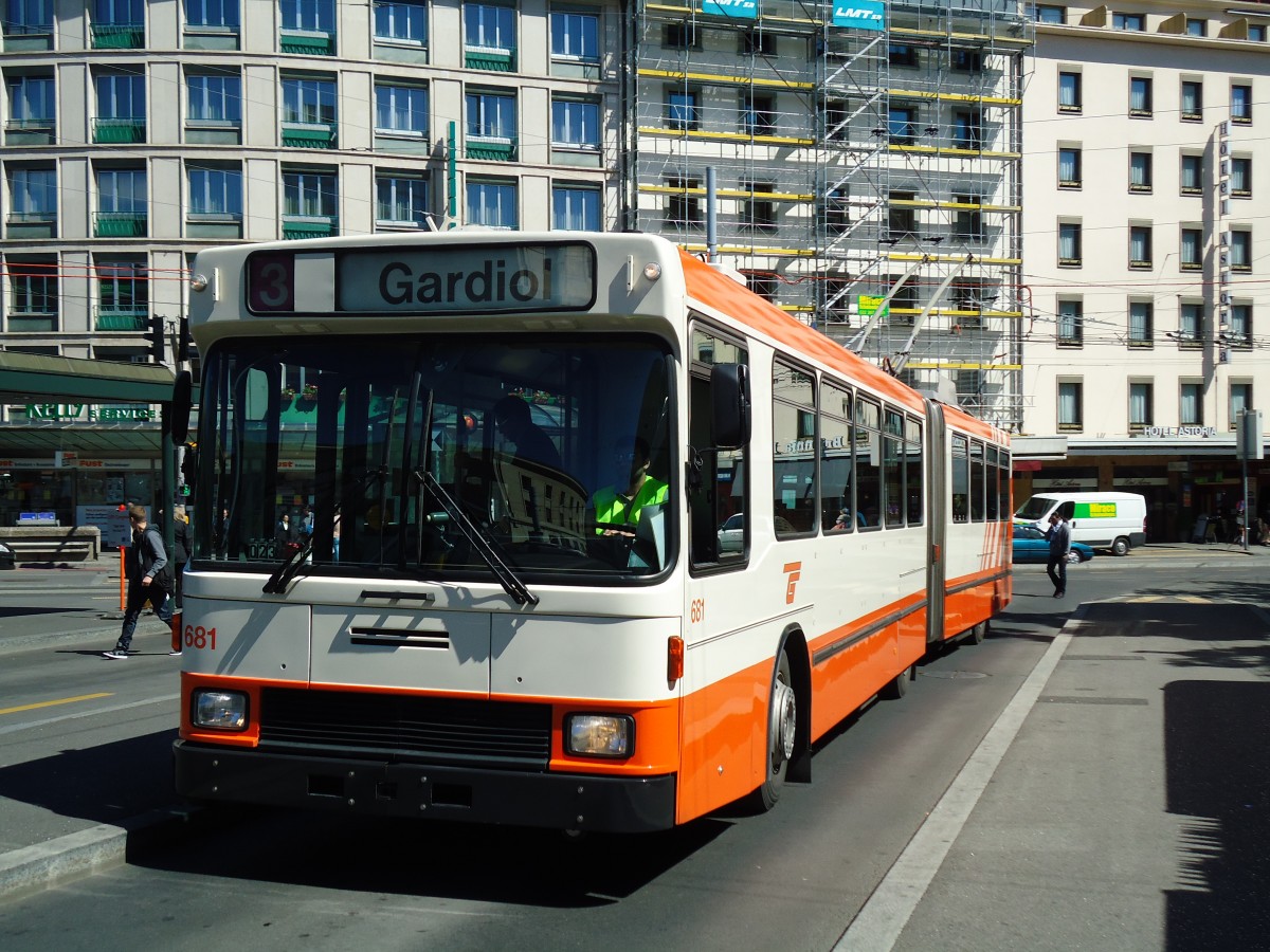 (144'698) - TPG Gen�ve - Nr. 681 - NAW/Hess Gelenktrolleybus am 27. Mai 2013 beim Bahnhof Gen�ve