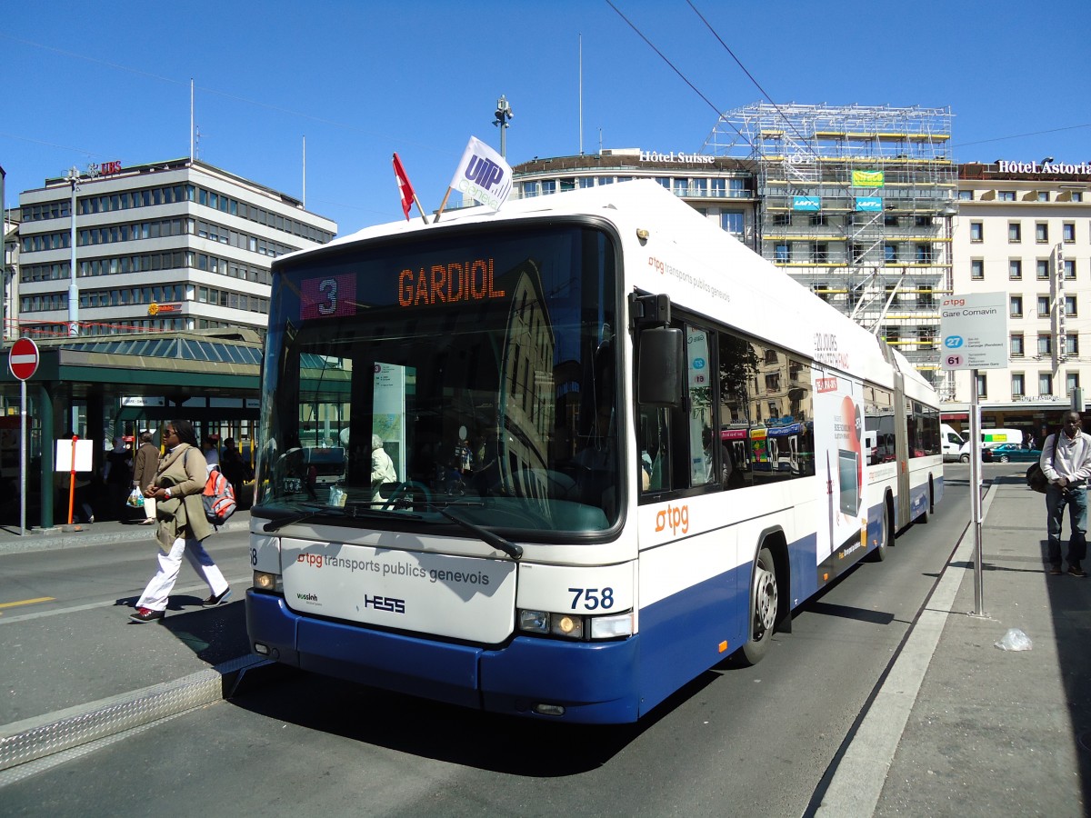 (144'707) - TPG Gen�ve - Nr. 758 - Hess/Hess Gelenktrolleybus am 27. Mai 2013 beim Bahnhof Gen�ve