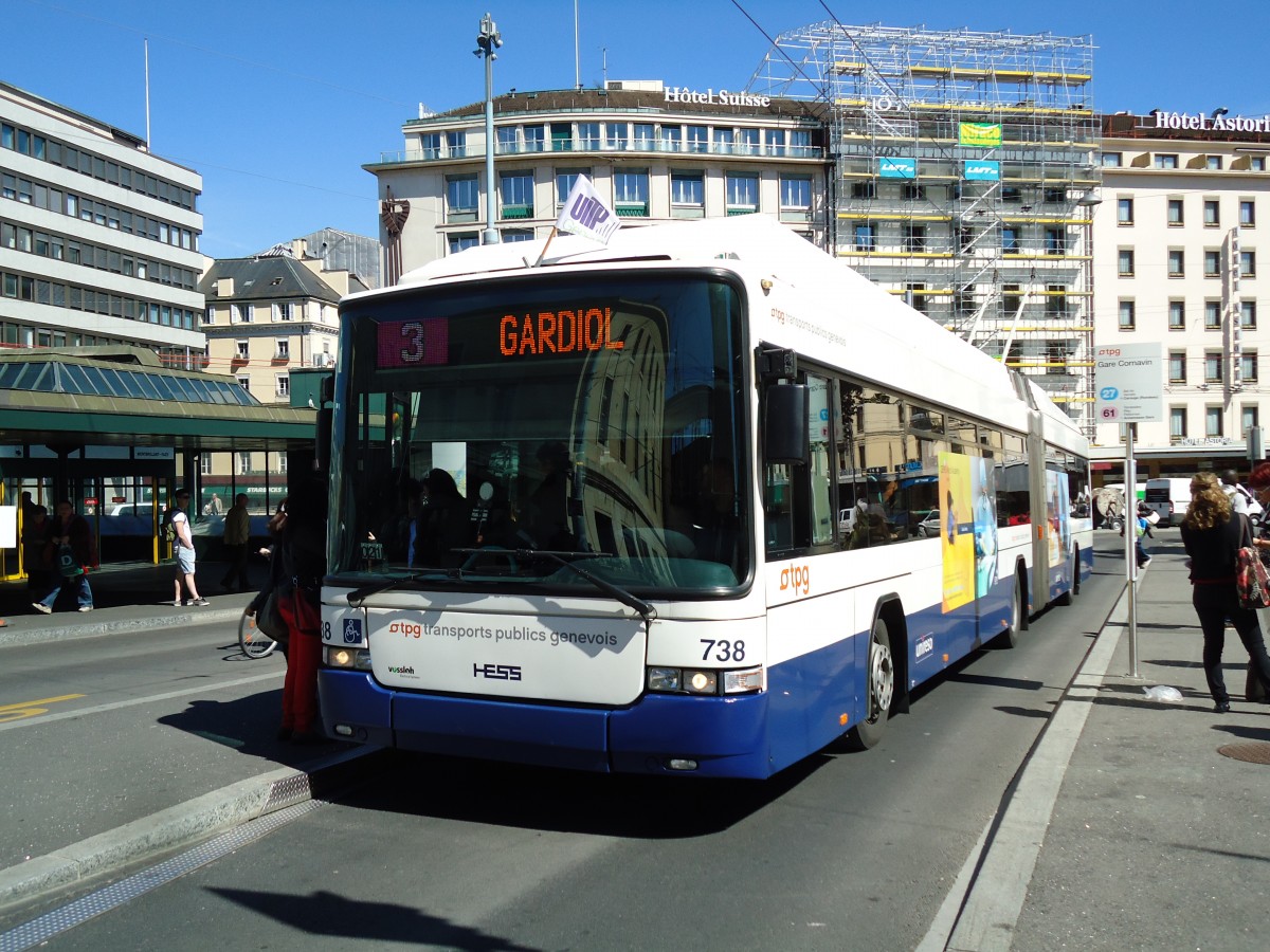 (144'717) - TPG Gen�ve - Nr. 738 - Hess/Hess Gelenktrolleybus am 27. Mai 2013 beim Bahnhof Gen�ve