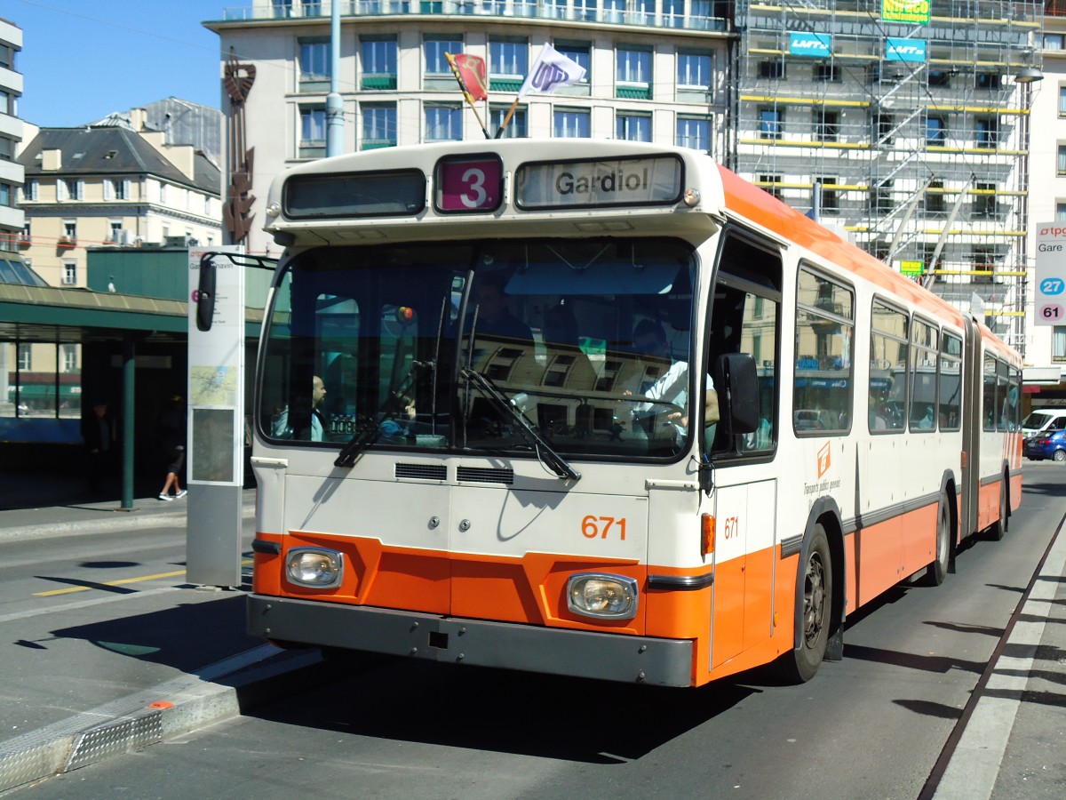 (144'720) - TPG Gen�ve - Nr. 671 - Saurer/Hess Gelenktrolleybus am 27. Mai 2013 beim Bahnhof Gen�ve