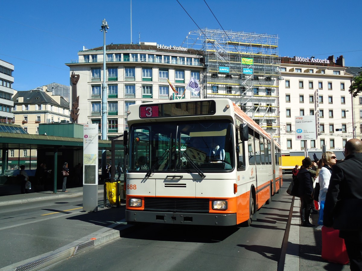 (144'741) - TPG Gen�ve - Nr. 688 - NAW/Hess Gelenktrolleybus am 27. Mai 2013 beim Bahnhof Gen�ve