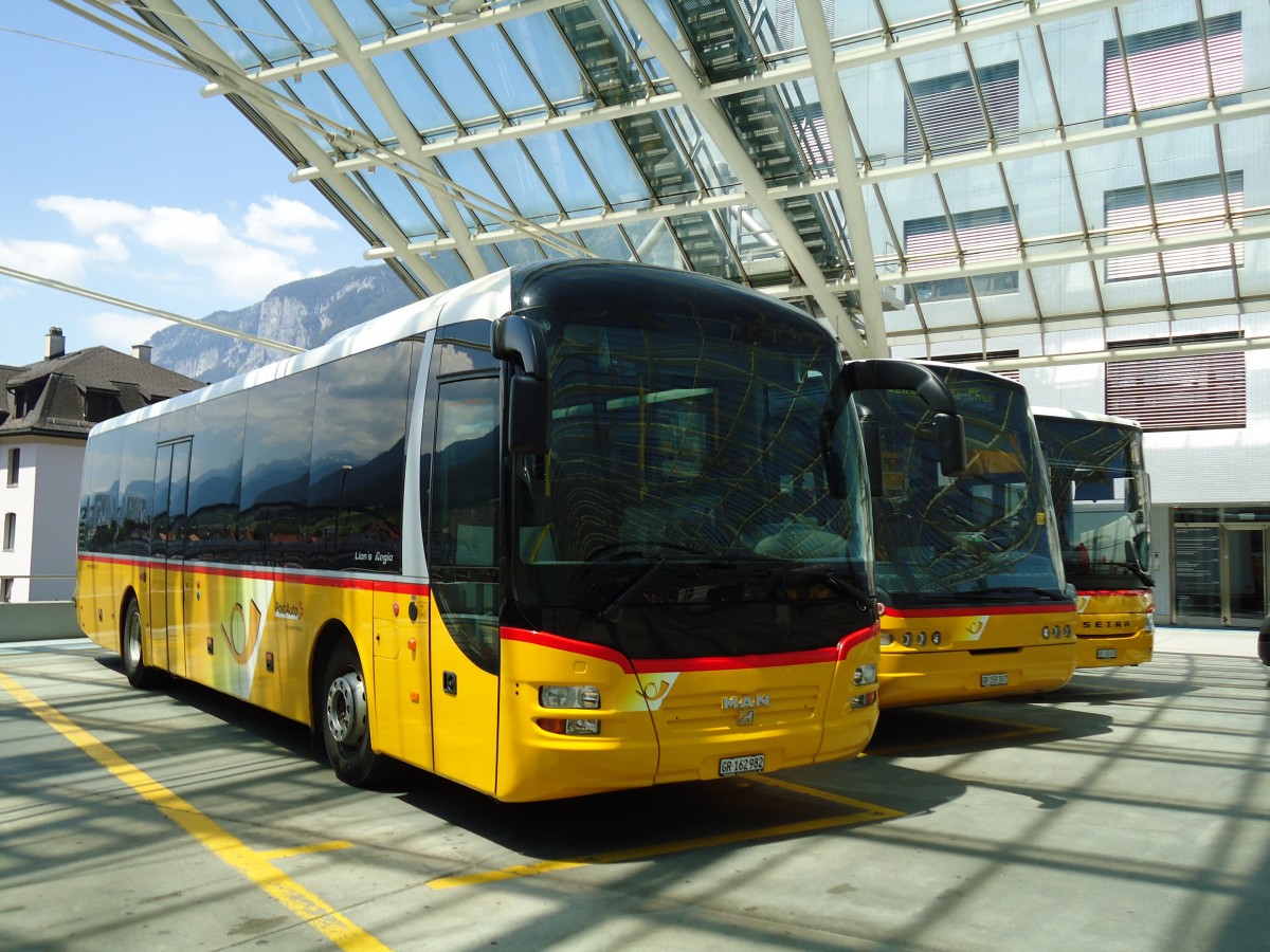 (145'217) - PostAuto Graub�nden - GR 162'982 - MAN am 17. Juni 2013 in Chur, Postautostation