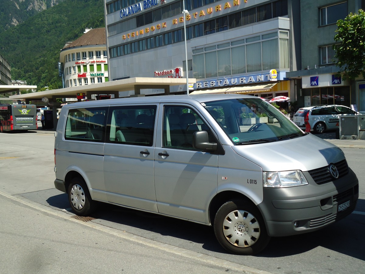 (145'263) - Albus, Z�rich - Nr. L0115/ZH 575'293 - VW am 17. Juni 2013 beim Bahnhof Chur