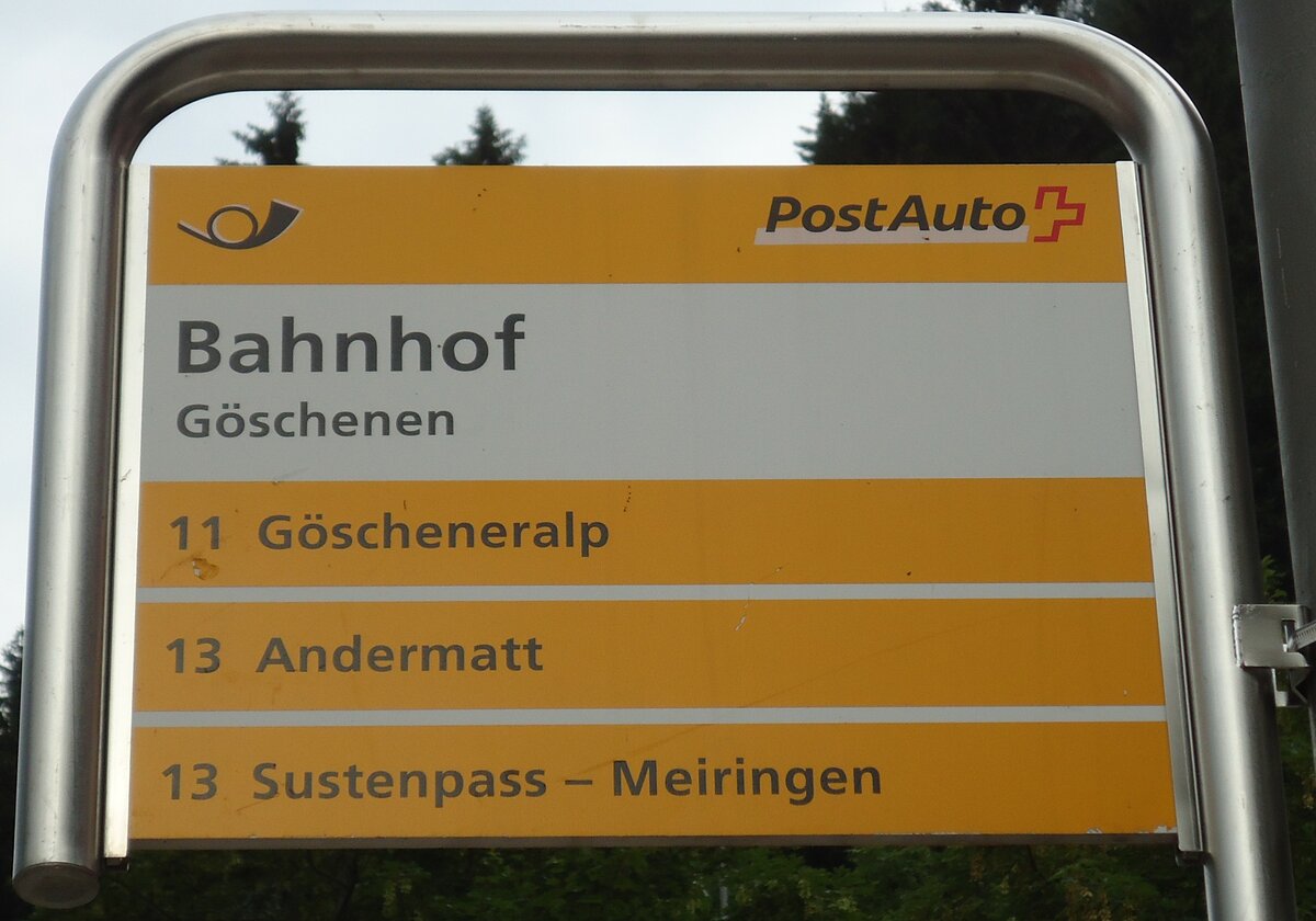 (145'986) - PostAuto-Haltestellenschild - G�schenen, Bahnhof - am 20. Juli 2013