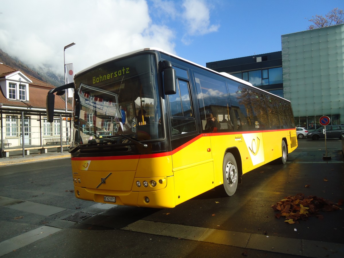 (148'043) - Fl�ck, Brienz - Nr. 4/BE 623'971 - Volvo (ex AVBB Schwanden) am 11. November 2013 beim Bahnhof Interlaken Ost