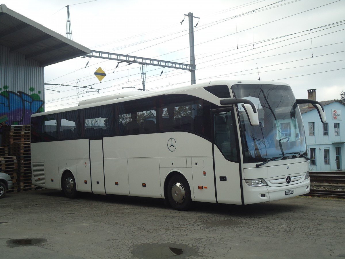 (148'159) - EvoBus, Kloten - ZH 489'164 - Mercedes am 25. November 2013 beim Bahnhof D�dingen