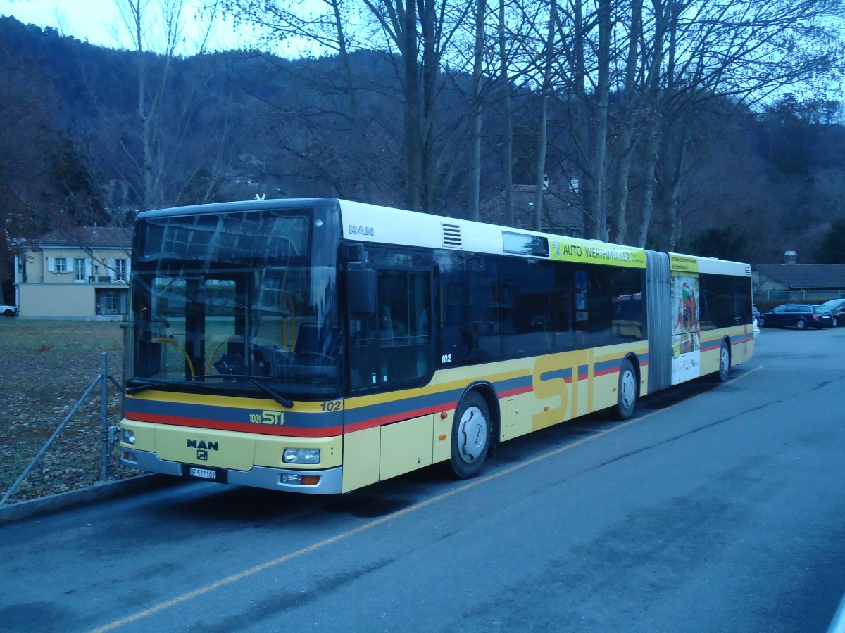 (148'595) - STI Thun - Nr. 102/BE 577'102 - MAN am 29. Dezember 2013 bei der Schiffl�ndte Thun