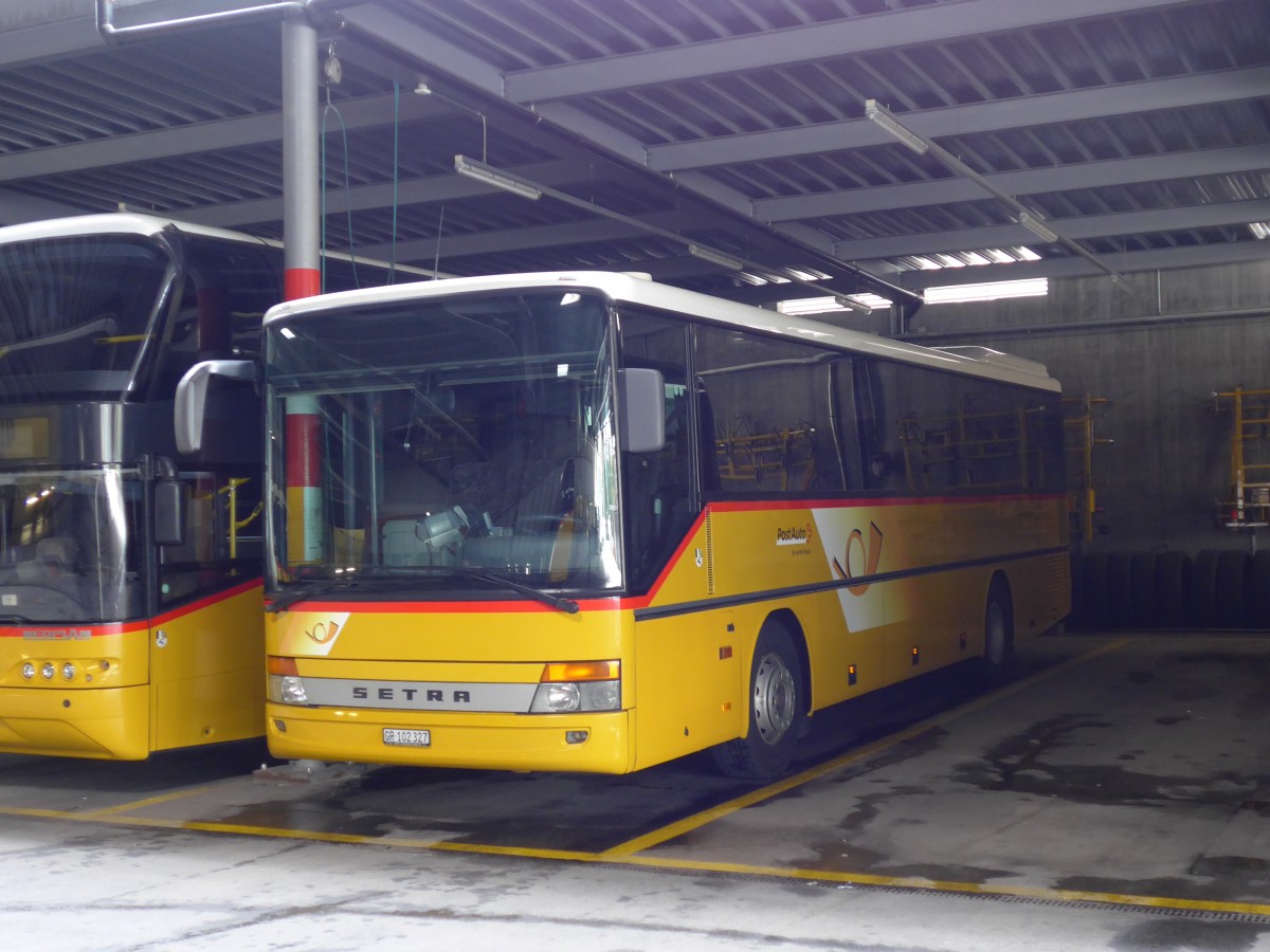 (149'118) - PostAuto Graub�nden - GR 102'327 - Setra am 1. M�rz 2014 in Chur, Garage