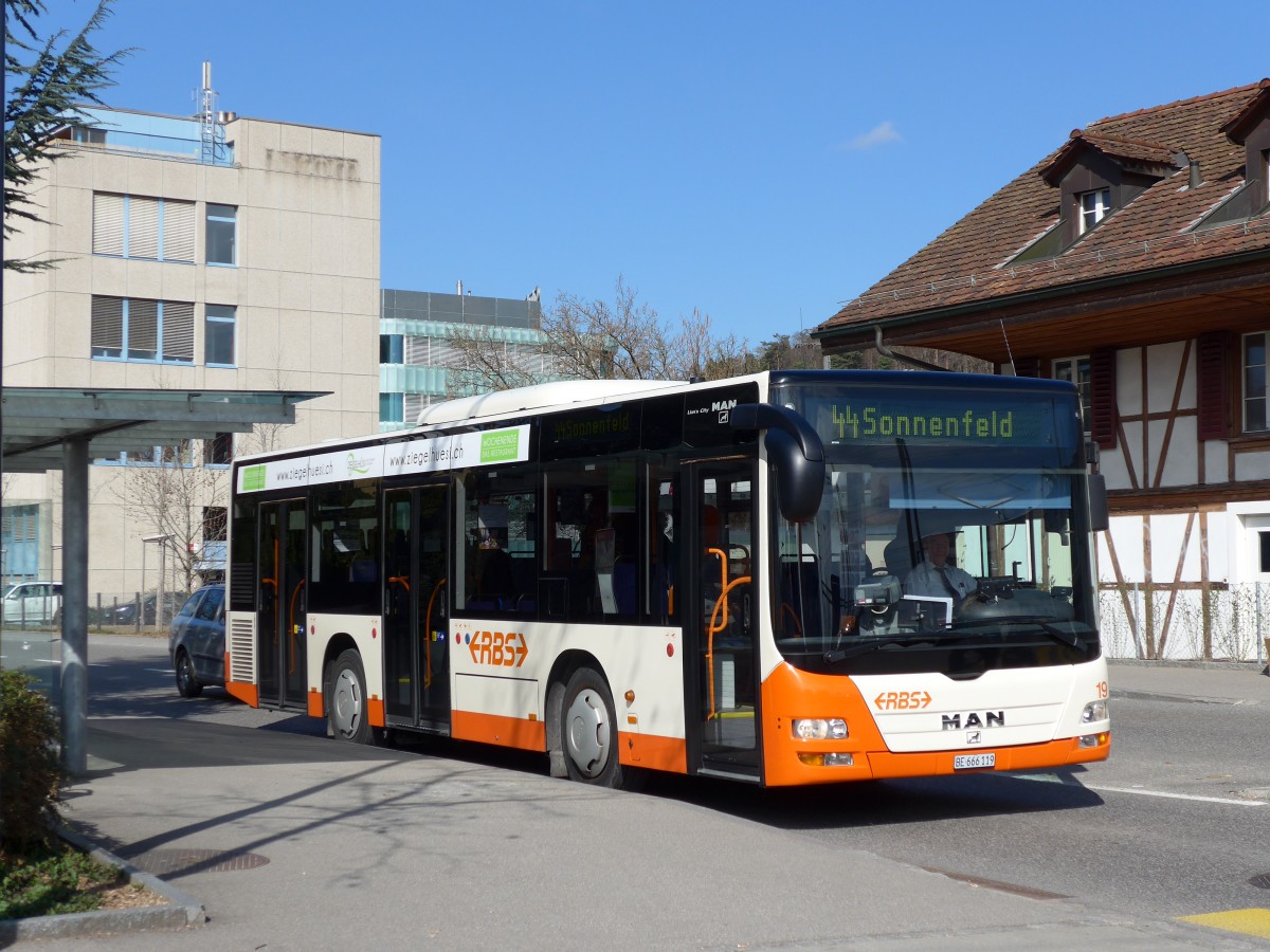 (149'364) - RBS Worblaufen - Nr. 19/BE 666'119 - MAN am 19. M�rz 2014 beim Bahnhof G�mligen