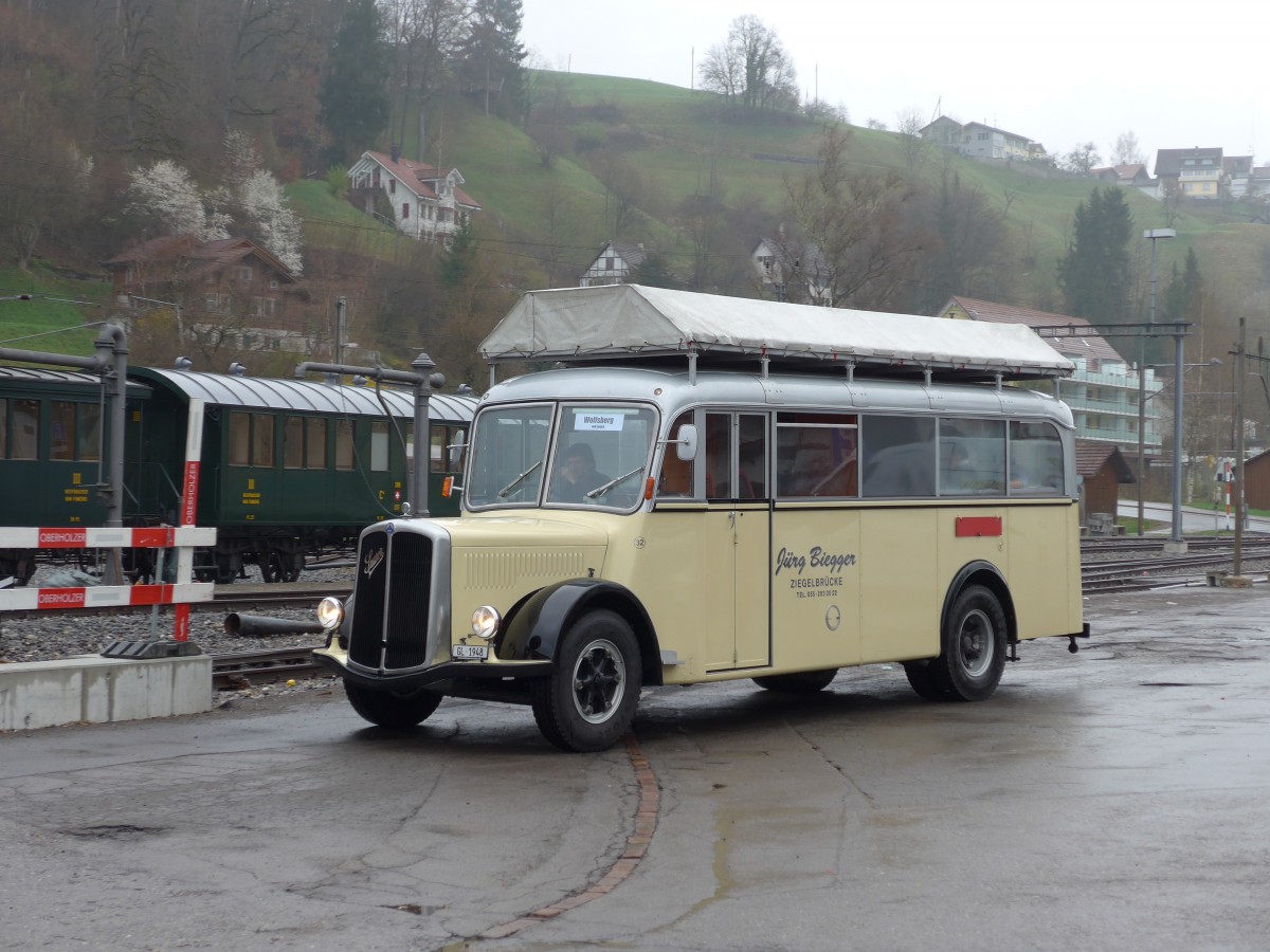 (149'582) - Biegger, Uster - Nr. 32/GL 1948 - Saurer/R&J (ex Redbull (Schweiz), Baar; ex Brandt, D-Reichersbeuern; ex Bach, NL-Amsterdam; ex H�gli, Steinach; ex EHC Biel; ex Leuenberger, Thun; ex AvH Heimenschwand) am 6. April 2014 beim Bahnhof Bauma