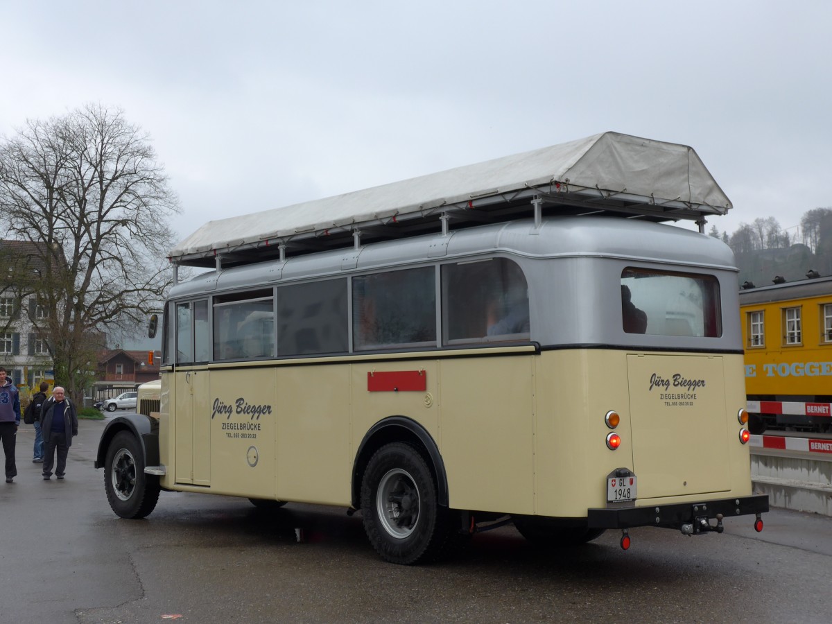 (149'583) - Biegger, Uster - Nr. 32/GL 1948 - Saurer/R&J (ex Redbull (Schweiz), Baar; ex Brandt, D-Reichersbeuern; ex Bach, NL-Amsterdam; ex H�gli, Steinach; ex EHC Biel; ex Leuenberger, Thun, ex AvH Heimenschwand) am 6. April 2014 beim Bahnhof Bauma