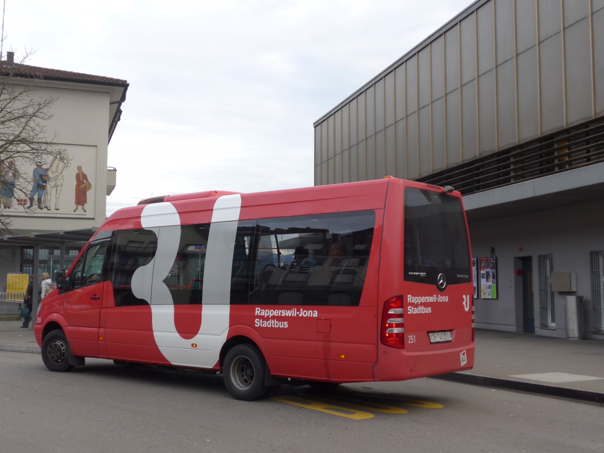 (157'775) - VZO Gr�ningen - Nr. 251/ZH 745'251 - Mercedes am 14. Dezember 2014 beim Bahnhof Rapperswil