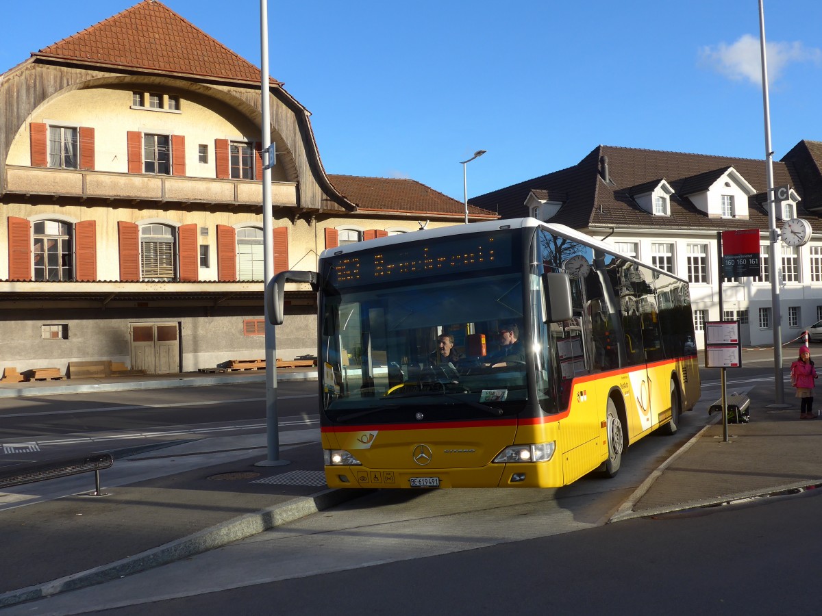 (157'855) - Lengacher, Wichtrach - Nr. 7/BE 619'491 - Mercedes am 20. Dezember 2014 beim Bahnhof M�nsingen