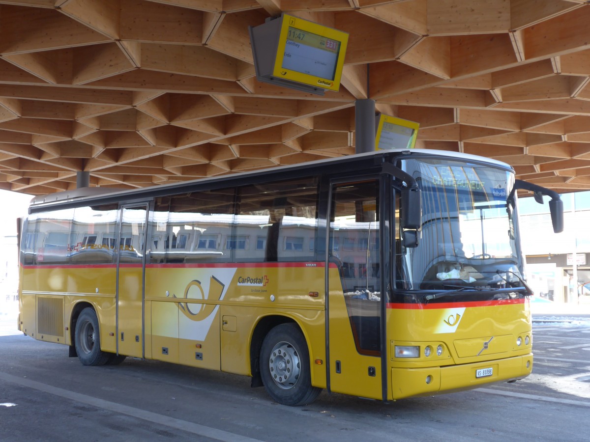 (158'049) - Ev�quoz, Erde - VS 81'888 - Volvo am 1. Januar 2015 beim Bahnhof Sion