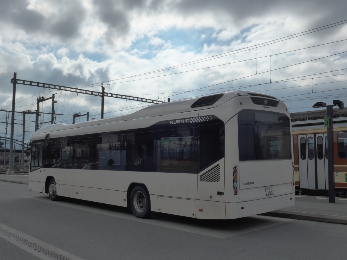 (158'902) - TPC Aigle - VD 1186 - Volvo (ex VZO Gr�ningen Nr. 816) am 28. Februar 2015 beim Bahnhof Aigle