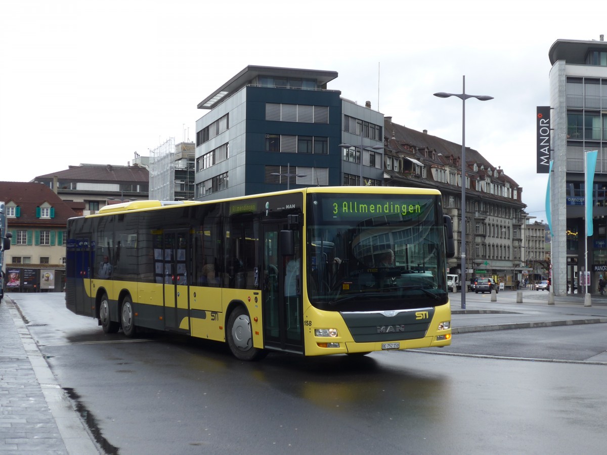 (158'928) - STI Thun - Nr. 158/BE 752'158 - MAN am 2. M�rz 2015 beim Bahnhof Thun