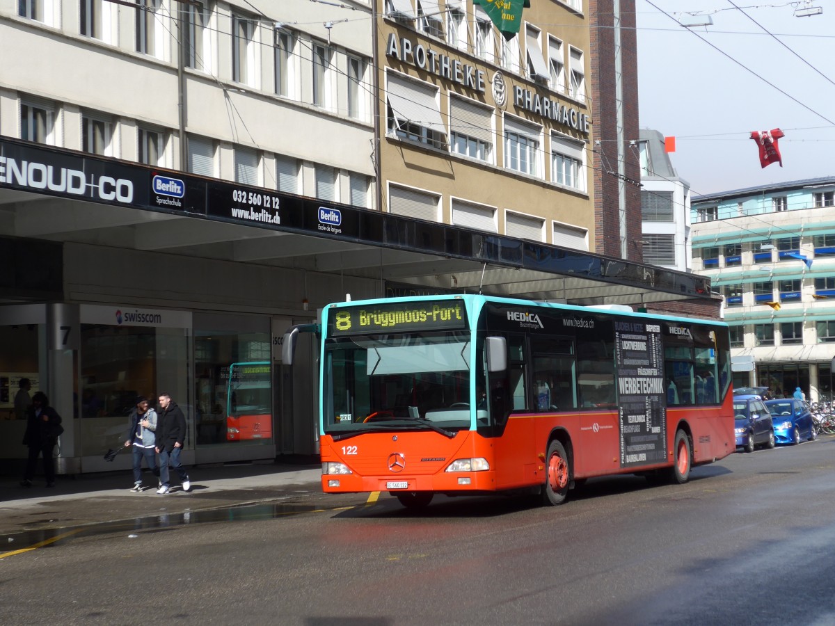 (158'984) - VB Biel - Nr. 122/BE 560'122 - Mercedes am 2. M�rz 2015 beim Bahnhof Biel