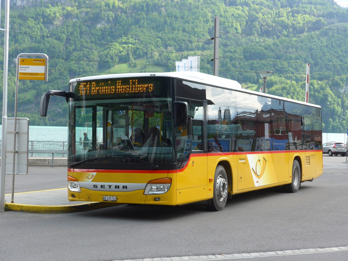 (160'234) - Fl�ck, Brienz - Nr. 2/BE 435'742 - Setra am 9. Mai 2015 beim Bahnhof Brienz