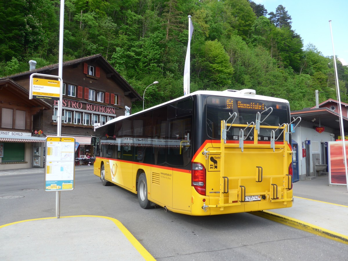 (160'367) - Fl�ck, Brienz - Nr. 2/BE 435'742 - Setra am 9. Mai 2015 beim Bahnhof Brienz