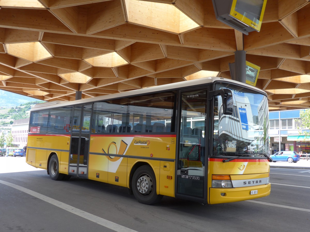 (160'444) - Ev�quoz, Erde - VS 1011 - Setra am 10. Mai 2015 beim Bahnhof Sion