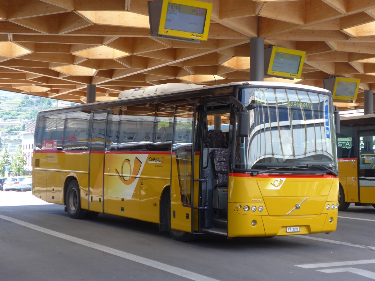 (161'177) - Ev�quoz, Erde - VS 3291 - Volvo am 27. Mai 2015 beim Bahnhof Sion