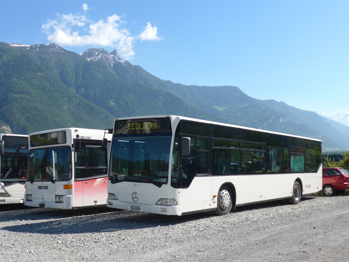 (161'210) - Buchard, Leytron - VS 243'990 - Mercedes (ex Ryffel, Uster Nr. 69; ex Welti-Furrer, Z�rich Nr. 57; ex Fr�hlich, Z�rich Nr. 608) am 27. Mai 2015 in Leytron, Garage
