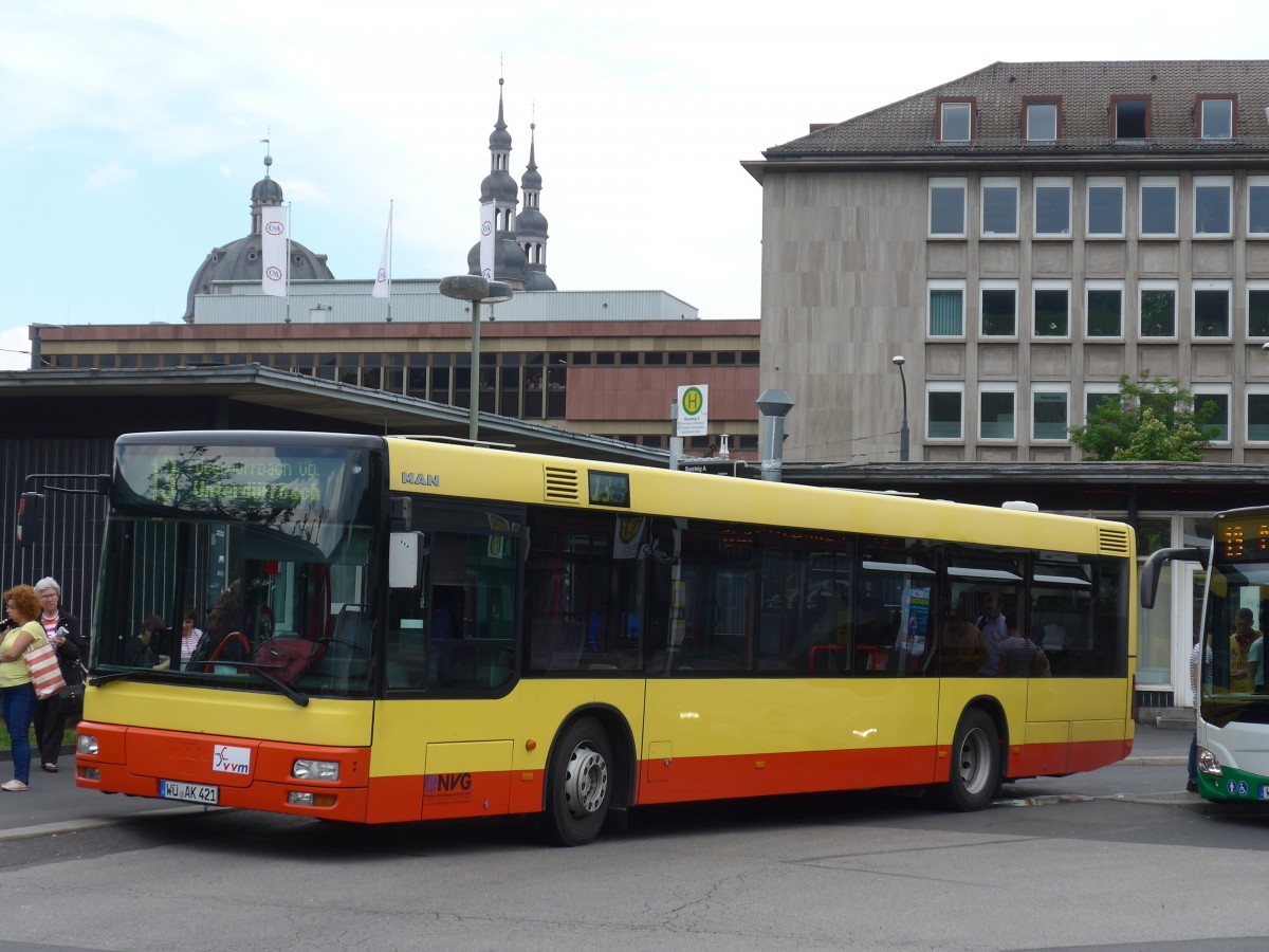 (162'753) - NVG W�rzburg - Nr. 421/W�-AK 421 - MAN am 27. Juni 2015 beim Bahnhof W�rzburg