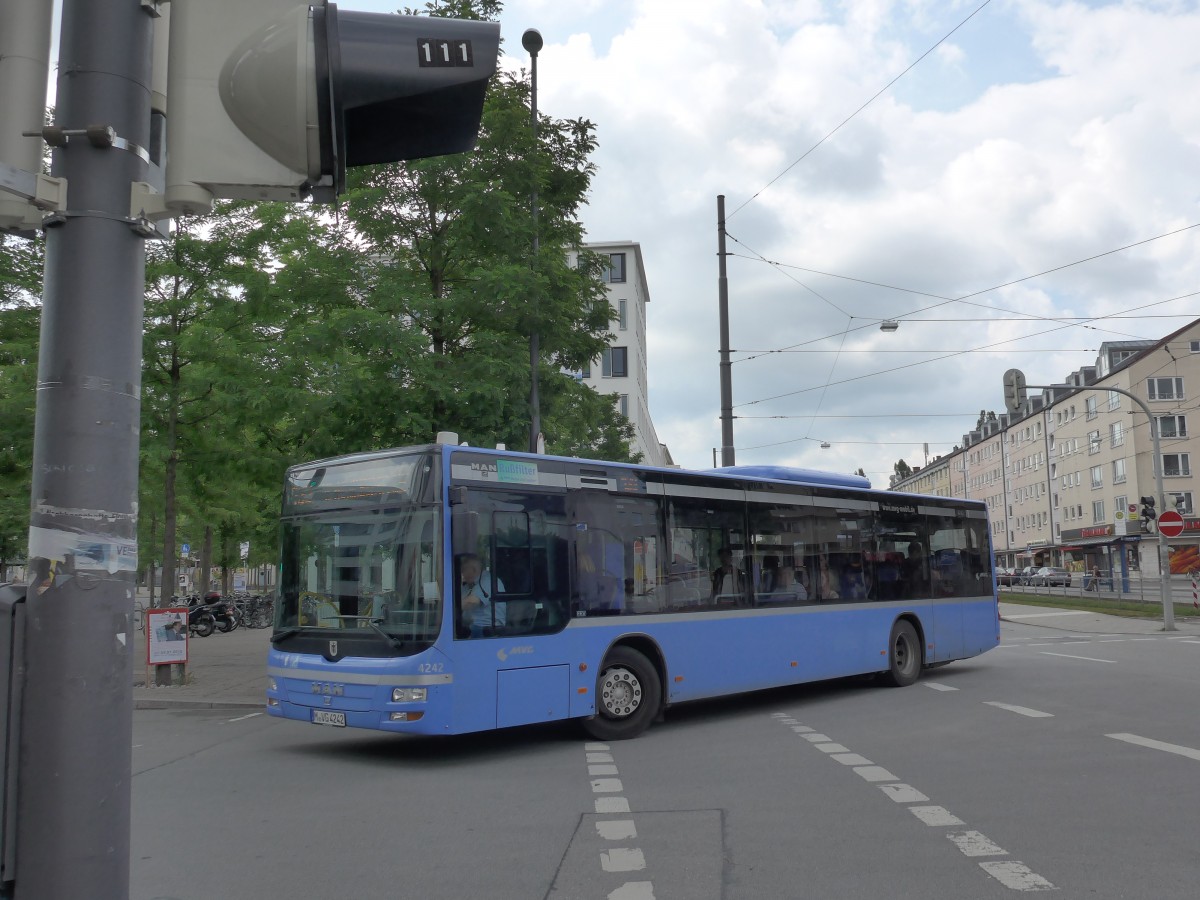 (162'776) - MVG M�nchen - Nr. 4242/M-VG 4242 - MAN am 28. Juni 2015 in M�nchen, Bahnhof Giesing