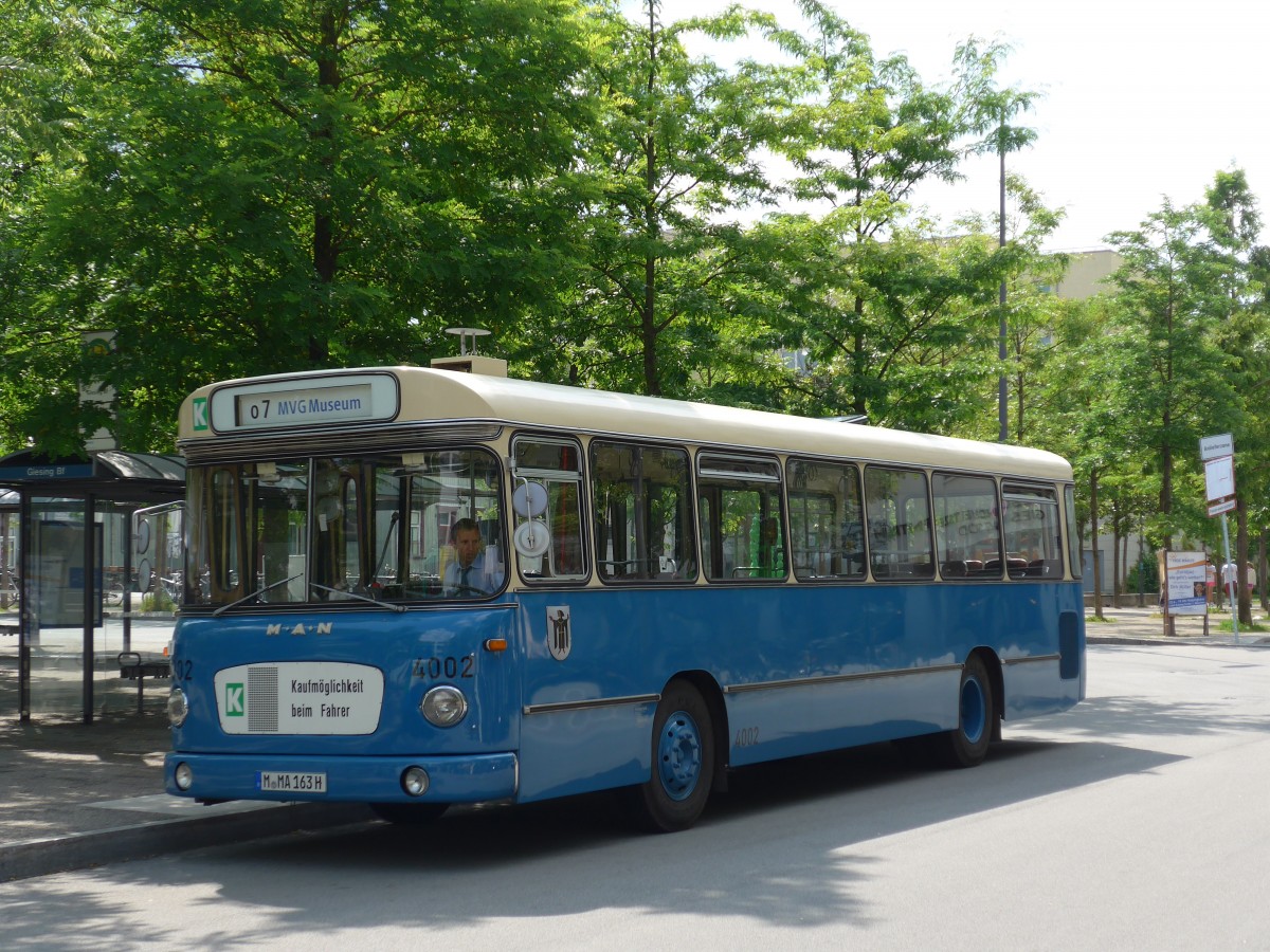 (162'792) - MVG M�nchen (OCM) - Nr. 4002/M-MA 163H - MAN am 28. Juni 2015 in M�nchen, Bahnhof Giesing