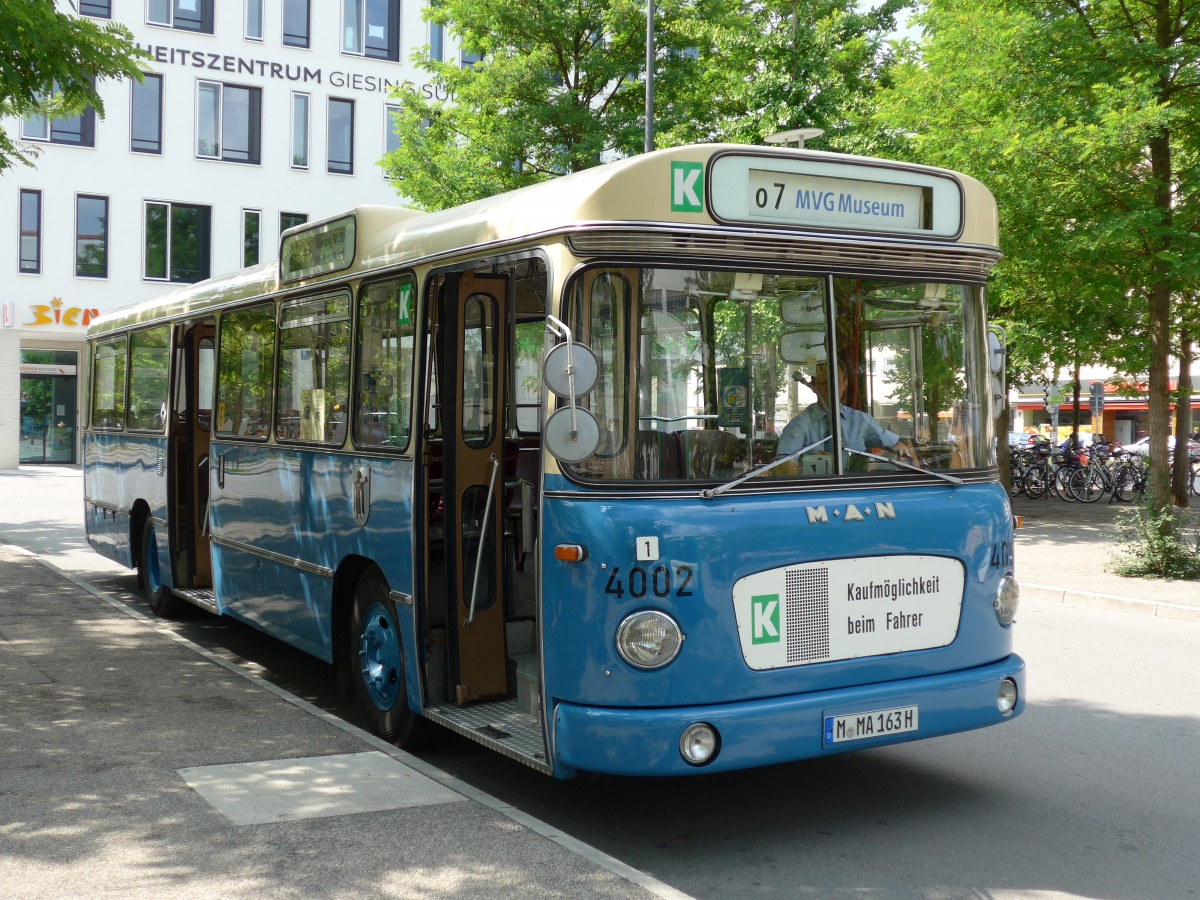 (162'794) - MVG M�nchen (OCM) - Nr. 4002/M-MA 163H - MAN am 28. Juni 2015 in M�nchen, Bahnhof Giesing