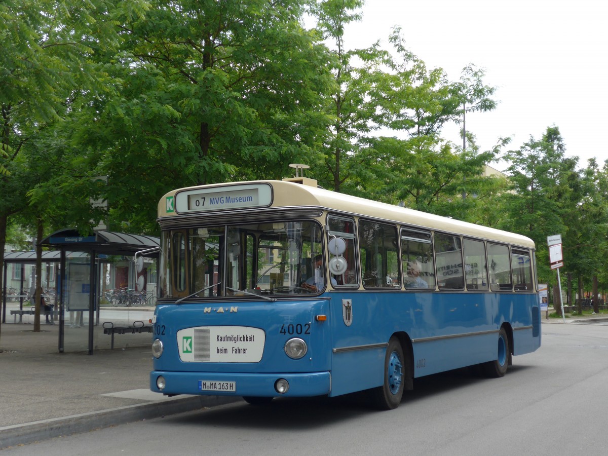 (162'847) - MVG M�nchen (OCM) - Nr. 4002/M-MA 163H - MAN am 28. Juni 2015 in M�nchen, Bahnhof Giesing
