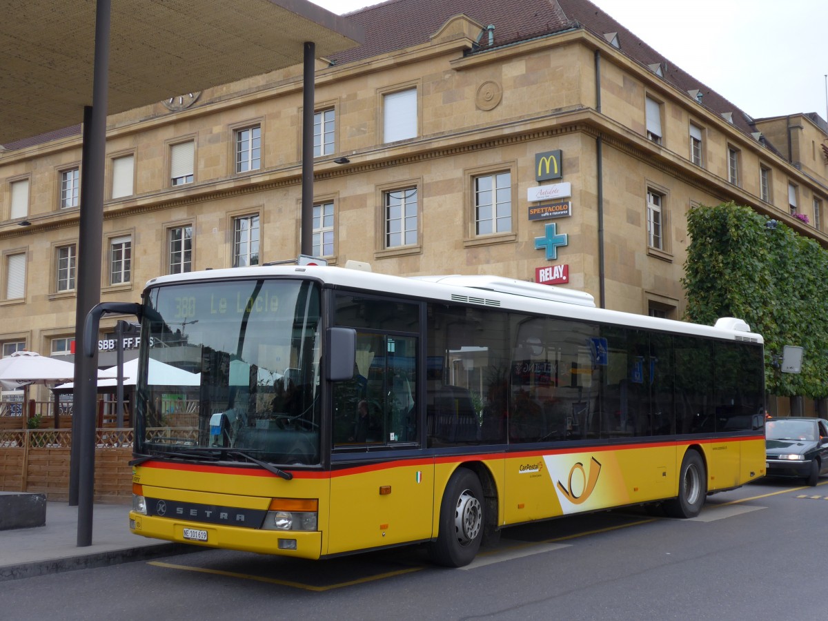 (164'757) - CarPostal Ouest - NE 101'619 - Setra am 15. September 2015 beim Bahnhof Neuch�tel