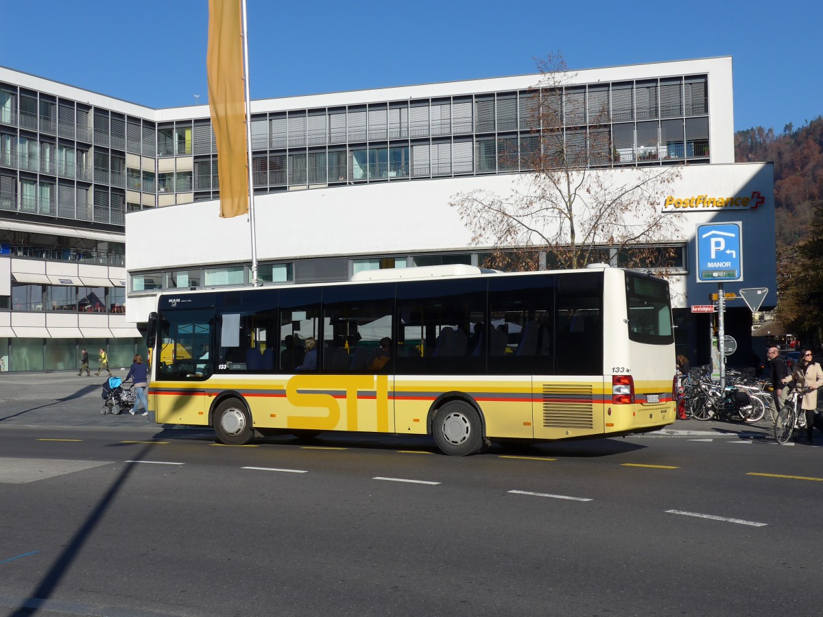 (166'606) - STI Thun - Nr. 133/BE 801'133 - MAN/G�ppel am 11. November 2015 beim Bahnhof Thun 