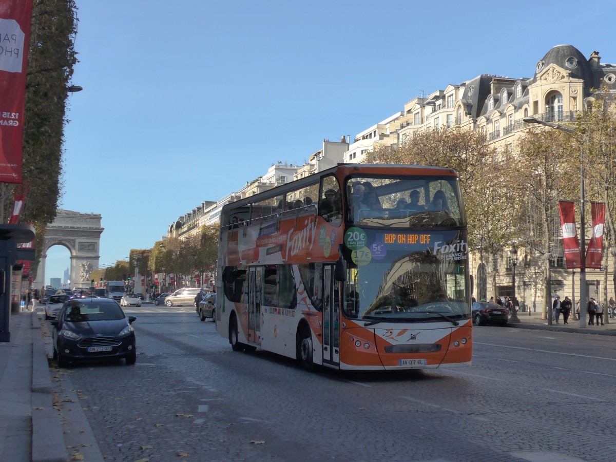 (166'668) - France Tourisme, Paris - AW 017 GL - Volvo/UNVI am 15. November 2015 in Paris, Champs-Elys�es