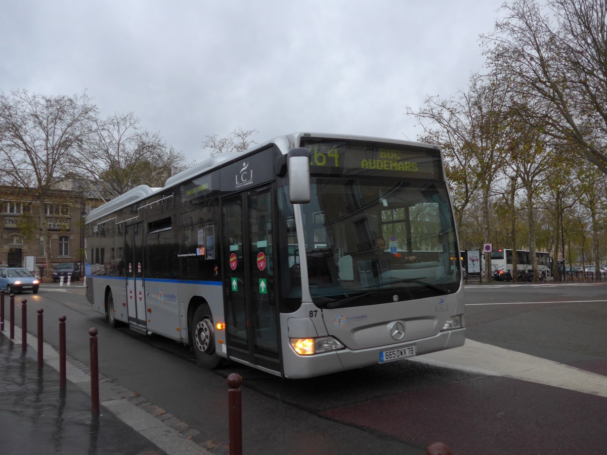 (167'221) - LCJ, Magny-les-Hameaux - Nr. 87/665 DWX 78 - Mercedes am 17. November 2015 in Versailles, Ch�teau