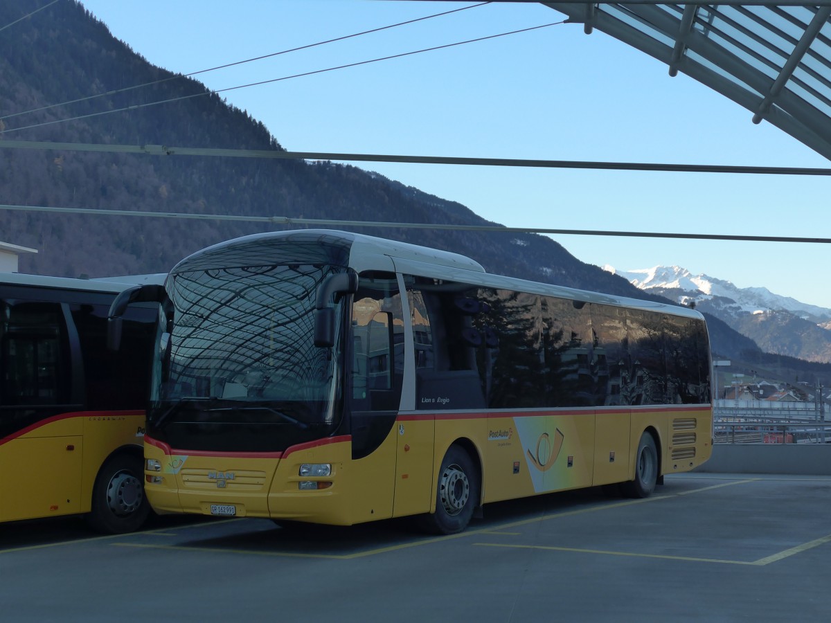 (167'599) - PostAuto Graub�nden - GR 162'991 - MAN am 5. Dezember 2015 in Chur, Postautostation