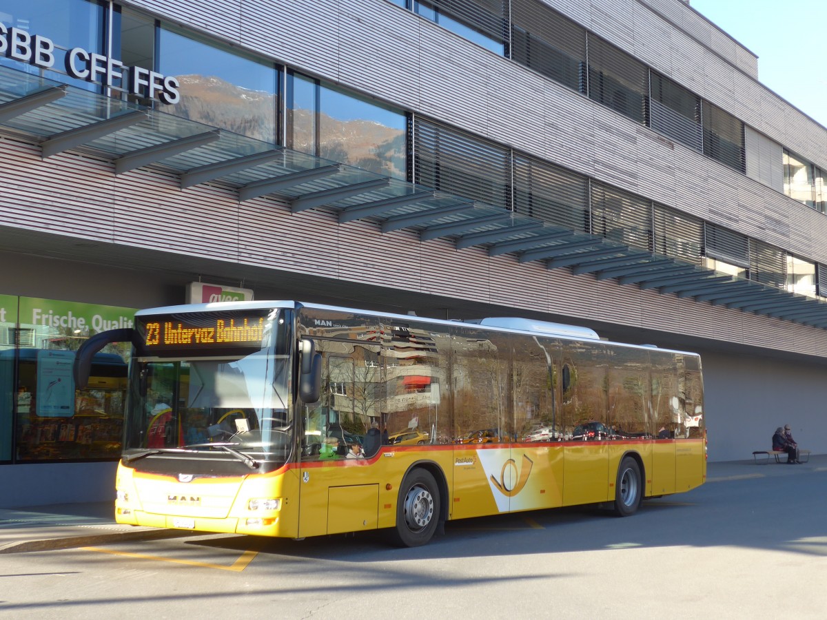(168'013) - D�nser, Trimmis - GR 95'435 - MAN am 26. Dezember 2015 beim Bahnhof Landquart