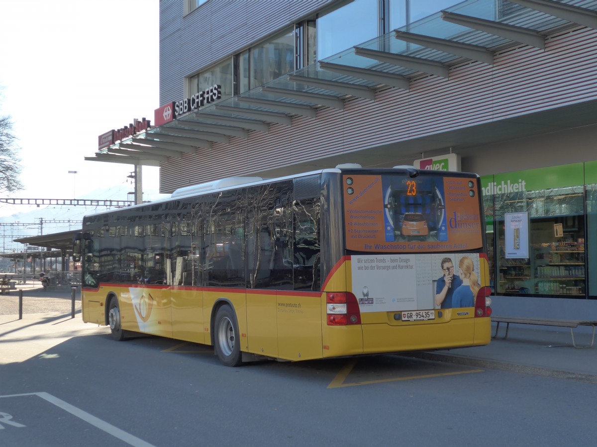 (168'014) - D�nser, Trimmis - GR 95'435 - MAN am 26. Dezember 2015 beim Bahnhof Landquart