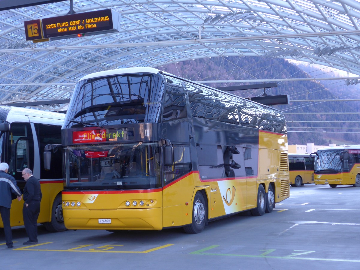 (168'017) - PostAuto Graub�nden - GR 163'000 - Neoplan am 26. Dezember 2015 in Chur, Postautostation