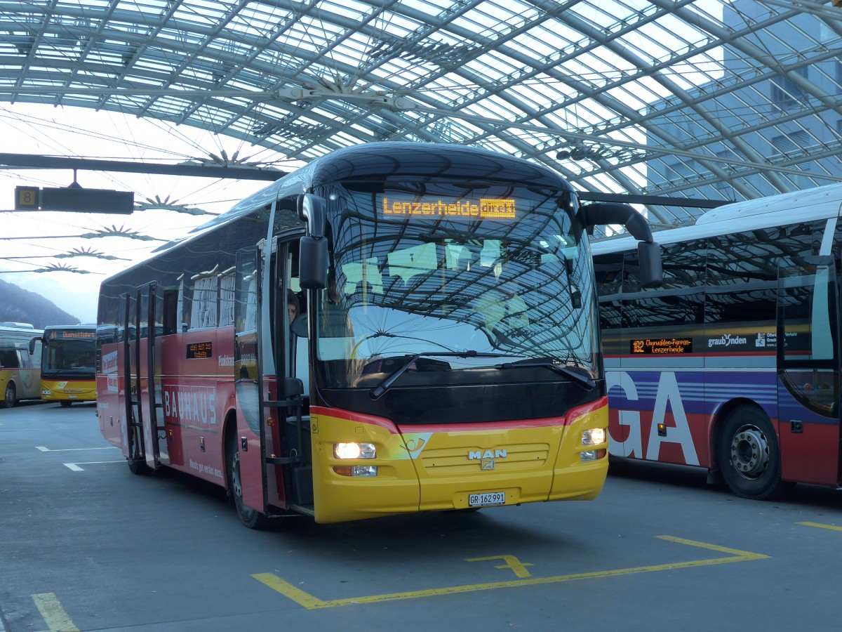(168'023) - PostAuto Graub�nden - GR 162'991 - MAN am 26. Dezember 2015 in Chur, Postautostation