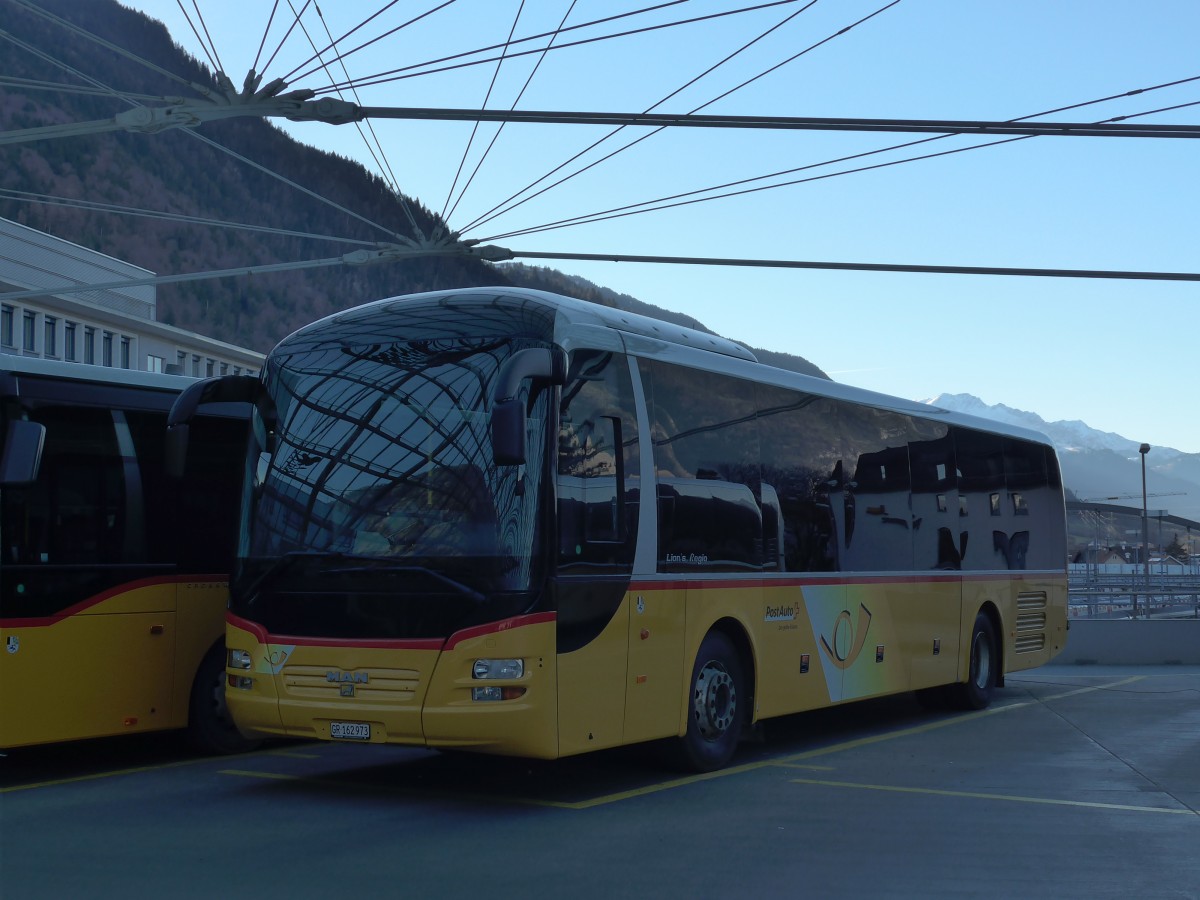 (168'027) - PostAuto Graub�nden - GR 162'973 - MAN am 26. Dezember 2015 in Chur, Postautostation