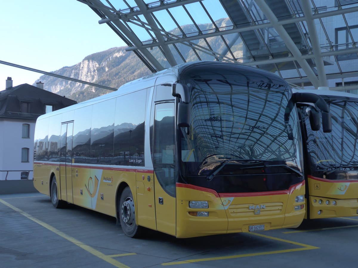 (168'028) - PostAuto Graub�nden - GR 162'977 - MAN am 26. Dezember 2015 in Chur, Postautostation