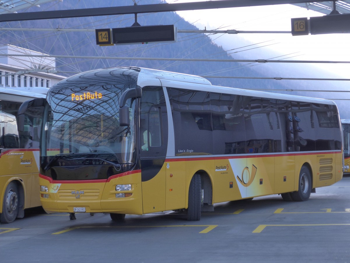 (168'104) - PostAuto Graub�nden - GR 162'981 - MAN am 29. Dezember 2015 in Chur, Postautostation