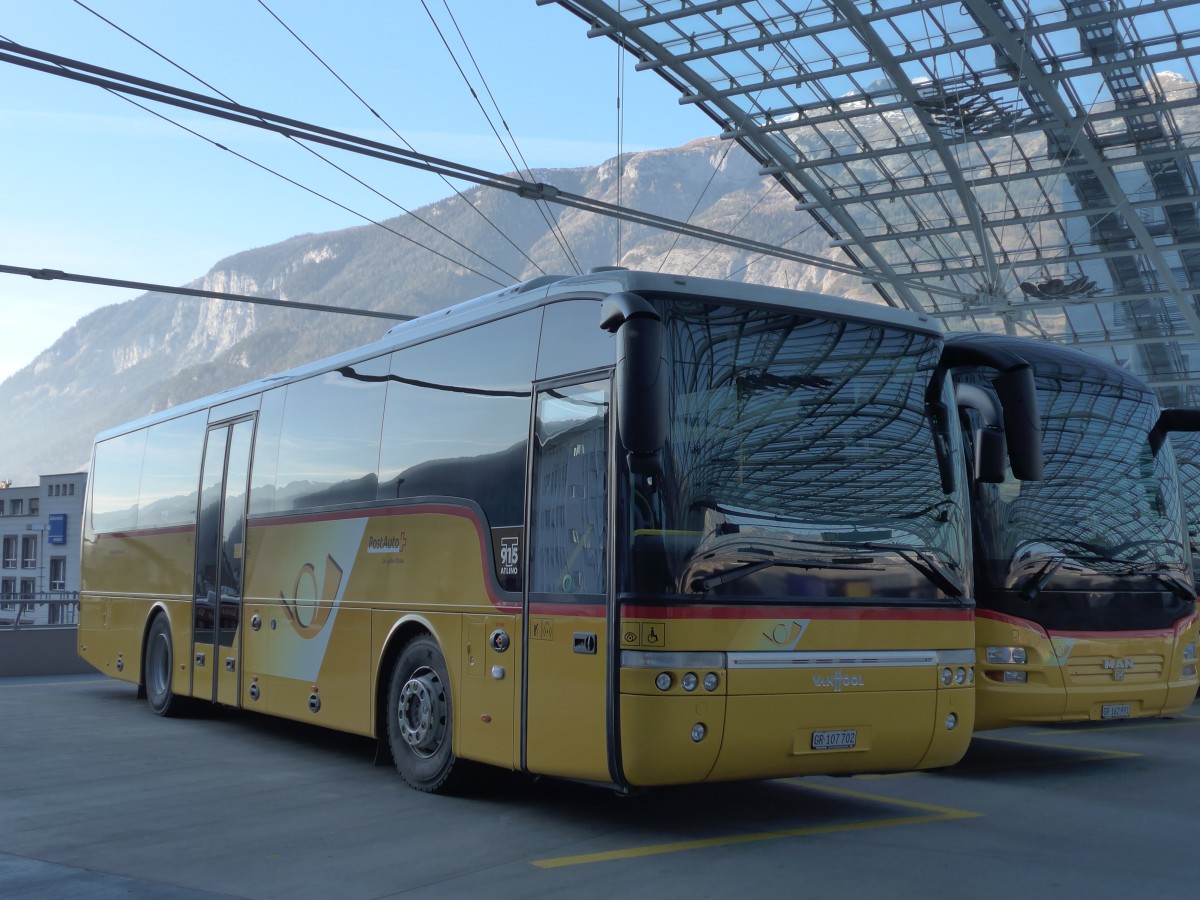 (168'108) - PostAuto Graub�nden - GR 107'702 - Van Hool am 29. Dezember 2015 in Chur, Postautostation