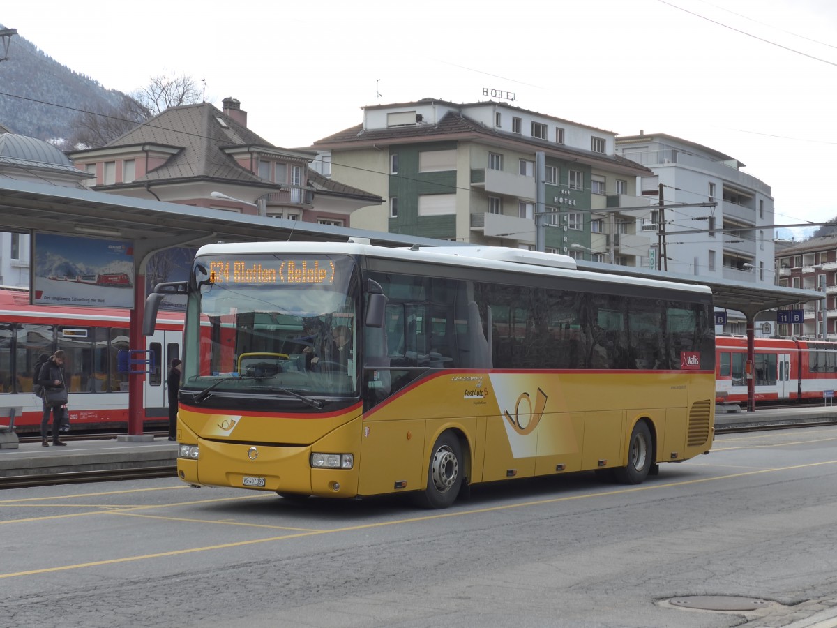 (169'066) - PostAuto Wallis - VS 407'397 - Irisbus am 6. M�rz 2016 beim Bahnhof Brig