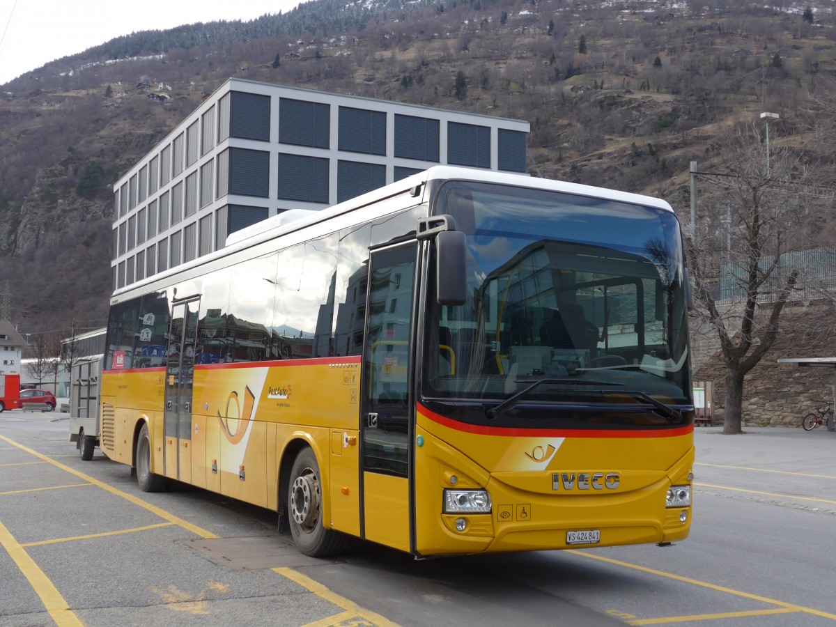 (169'070) - PostAuto Wallis - VS 424'841 - Iveco am 6. M�rz 2016 beim Bahnhof Brig