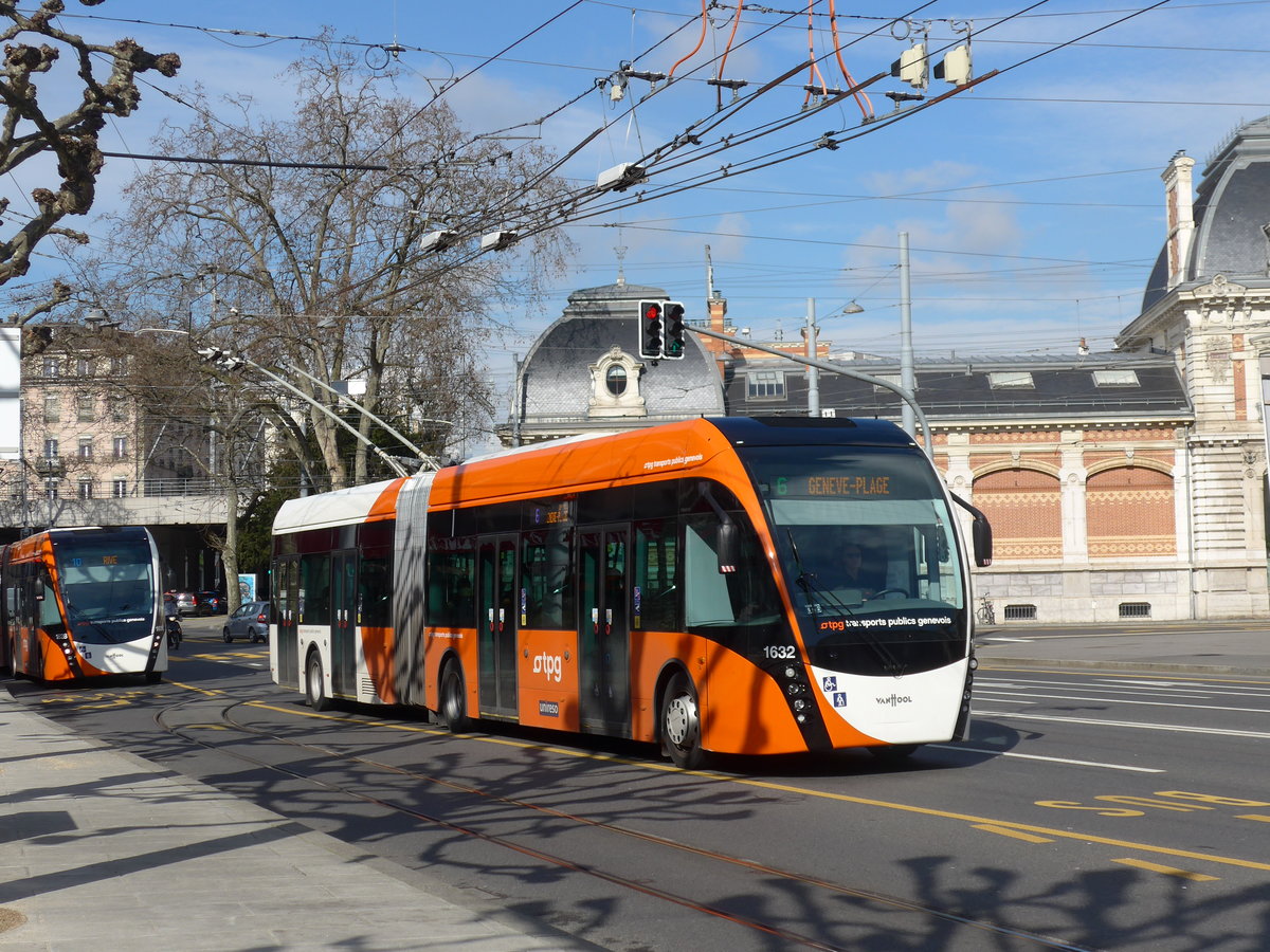 (169'106) - TPG Gen�ve - Nr. 1632 - Van Hool Gelenktrolleybus am 7. M�rz 2016 in Gen�ve, Place des Vingt-Deux-Cantons