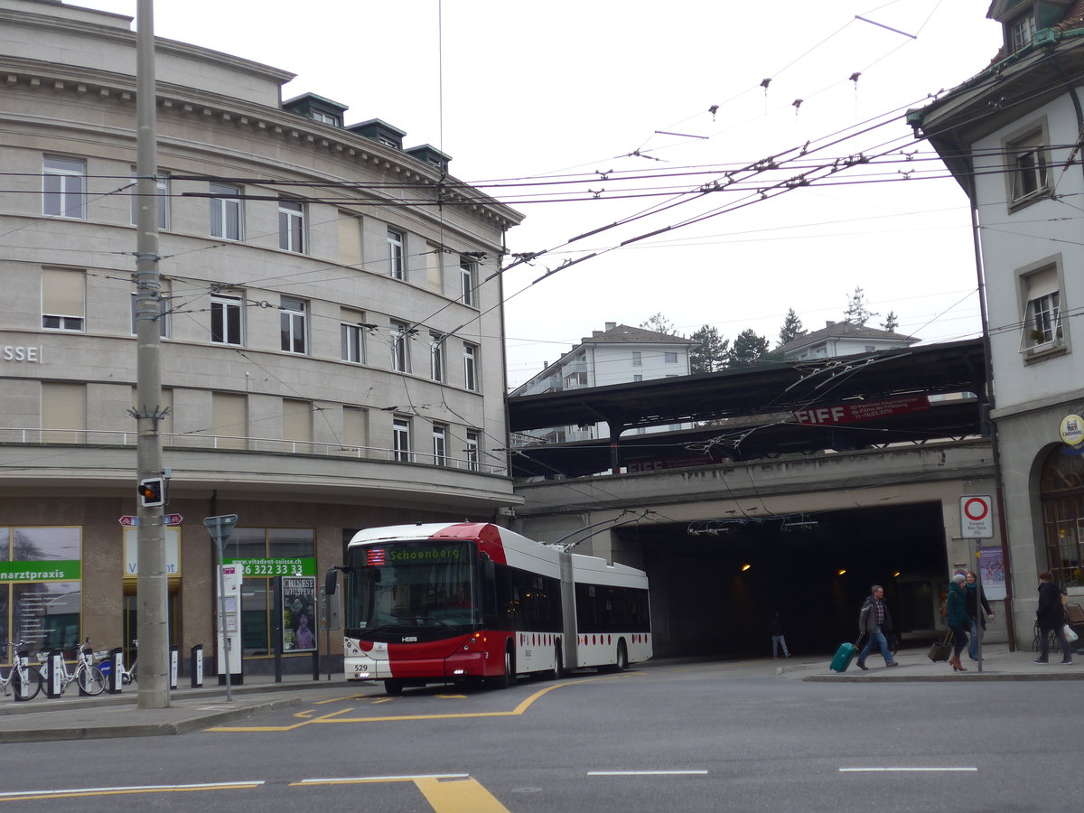 (169'231) - TPF Fribourg - Nr. 529 - Hess/Hess Gelenktrolleybus am 13. M�rz 2016 beim Bahnhof Fribourg